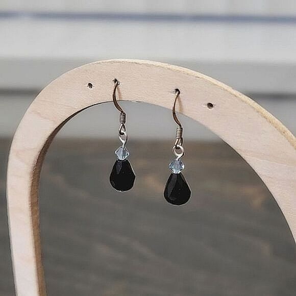 Vtg little faceted blue & black beaded drop earrings - Picture 3 of 6